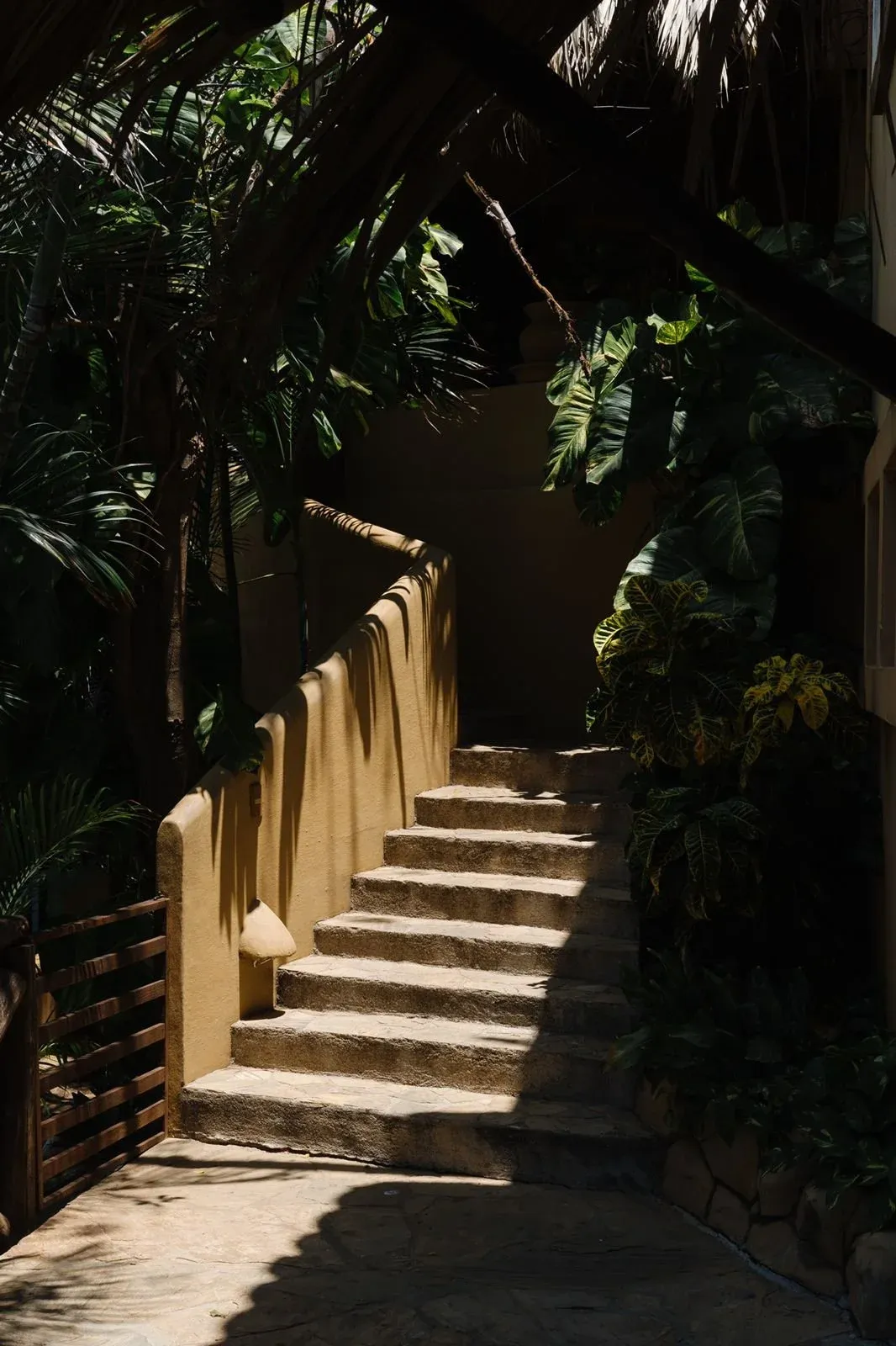 escaleras en uno de los hoteles de mazunte oaxaca