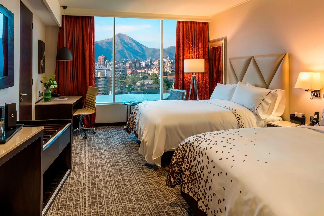 habitación de uno de los hoteles en Santiago de Chile centro frente a los Andes.