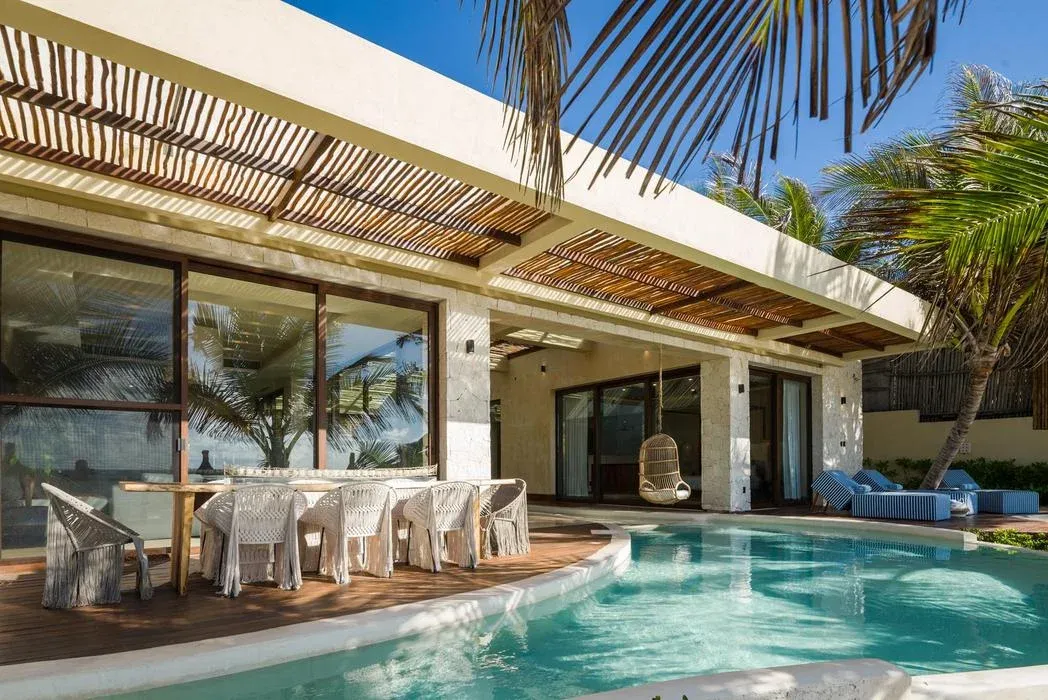 piscina exterior de uno de los hoteles en tulum todo incluido