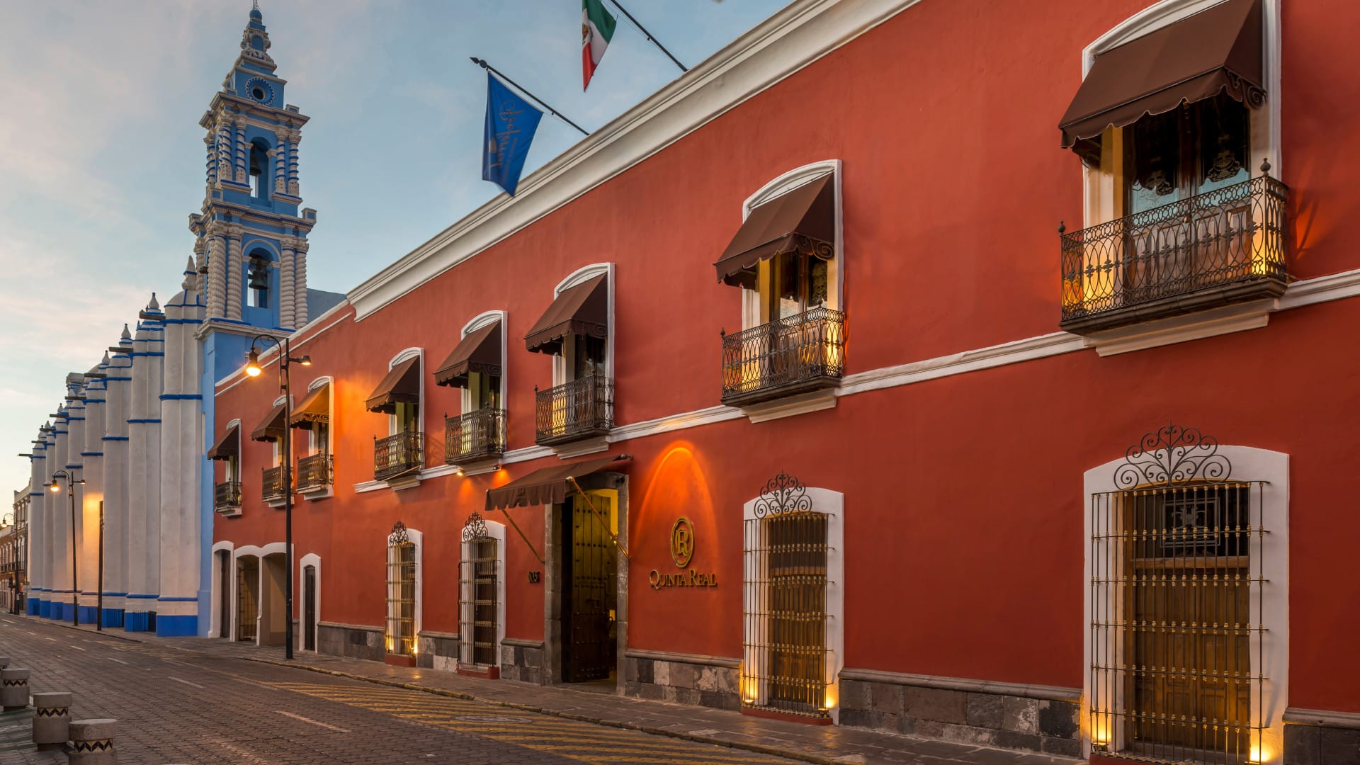 fachada de uno de los hoteles en Puebla con certificación sustentable