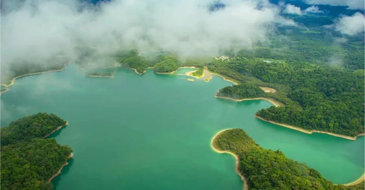 laguna miramar en la selva lacandona.